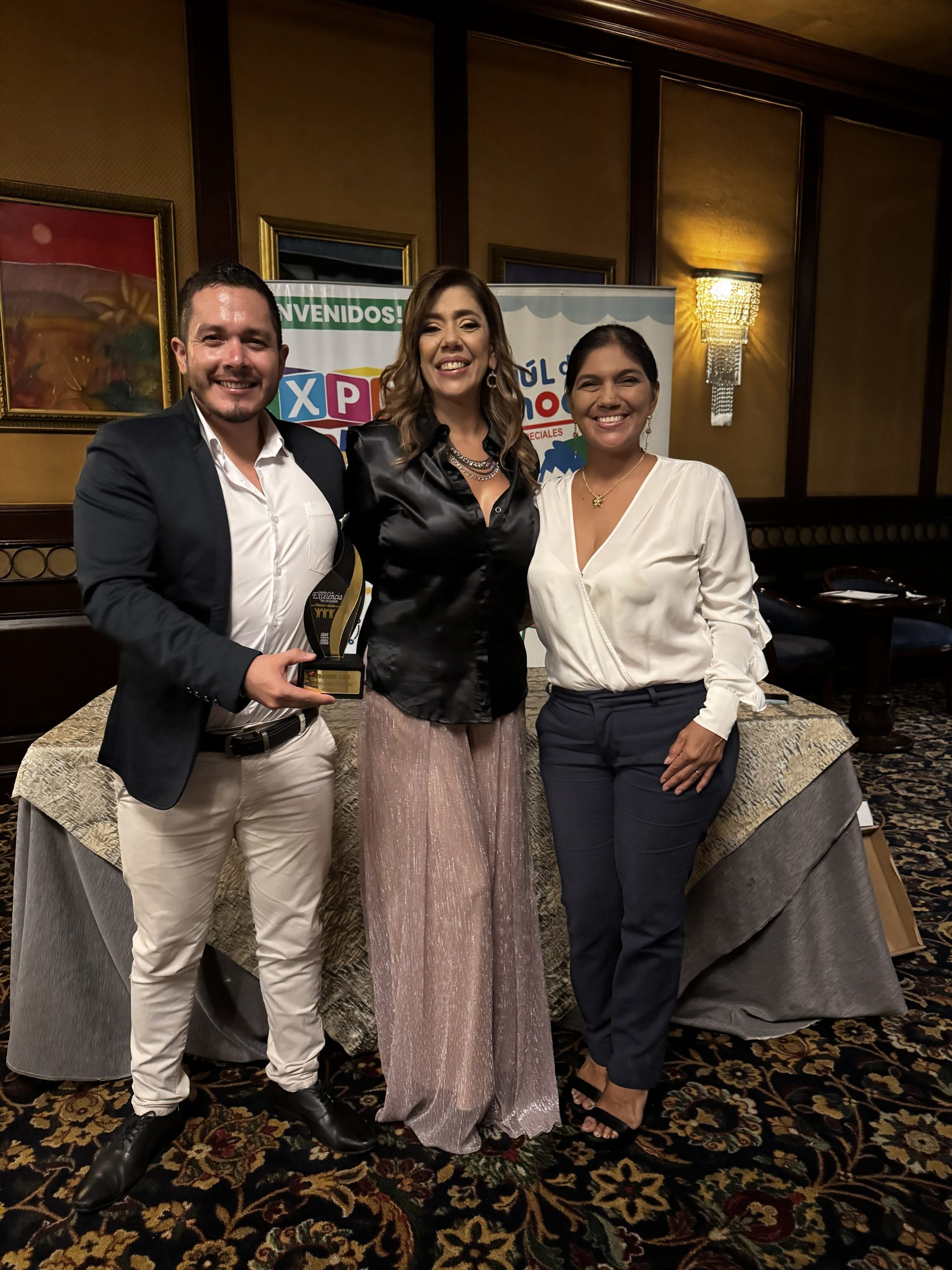 Equipo de iTravel.ec celebrando el Galardón a la Excelencia en Inclusión.