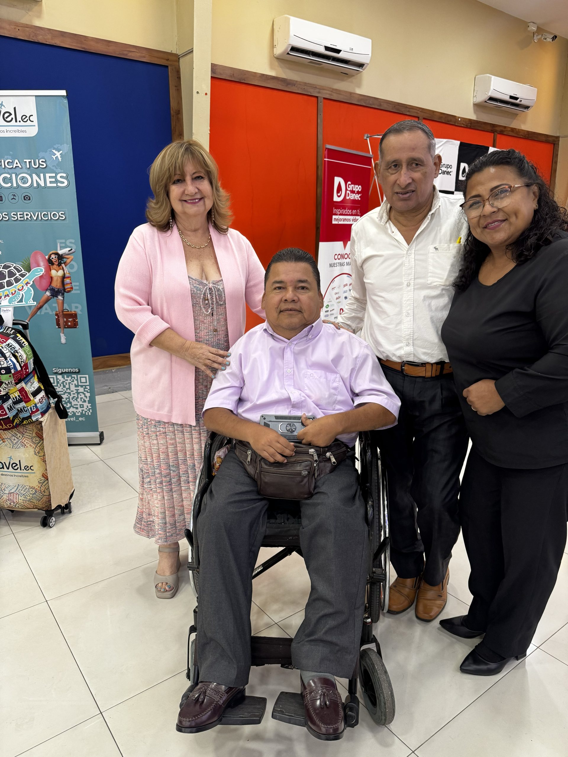 Personas con discapacidad que iTravel.ec recibió tras recibir el reconocimiento.