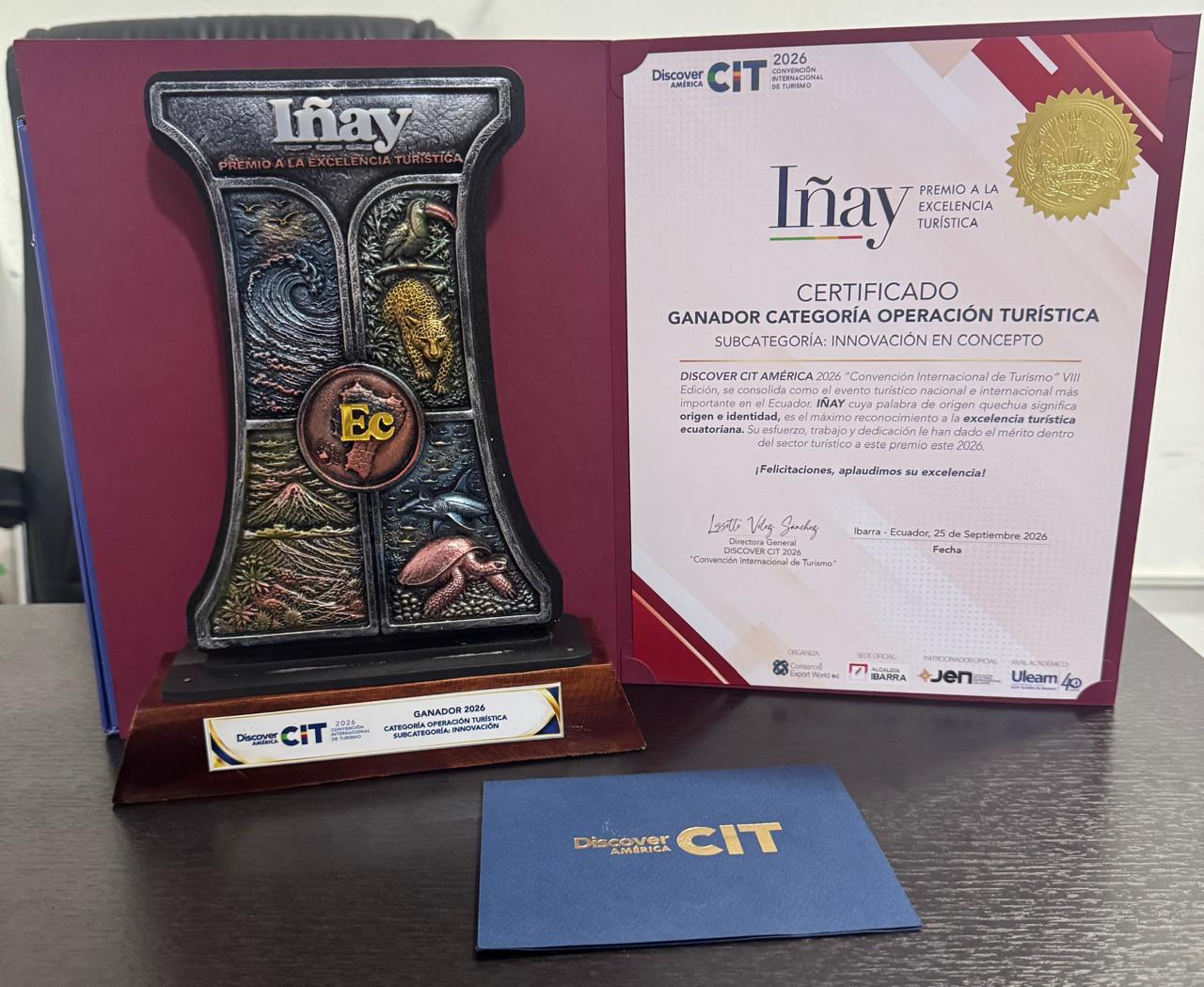 Trofeo y certificado del Premio Iñay 2026 a la Excelencia Turística, Categoría Operación Turística, Subcategoría Innovación, otorgado a iTravel.ec.