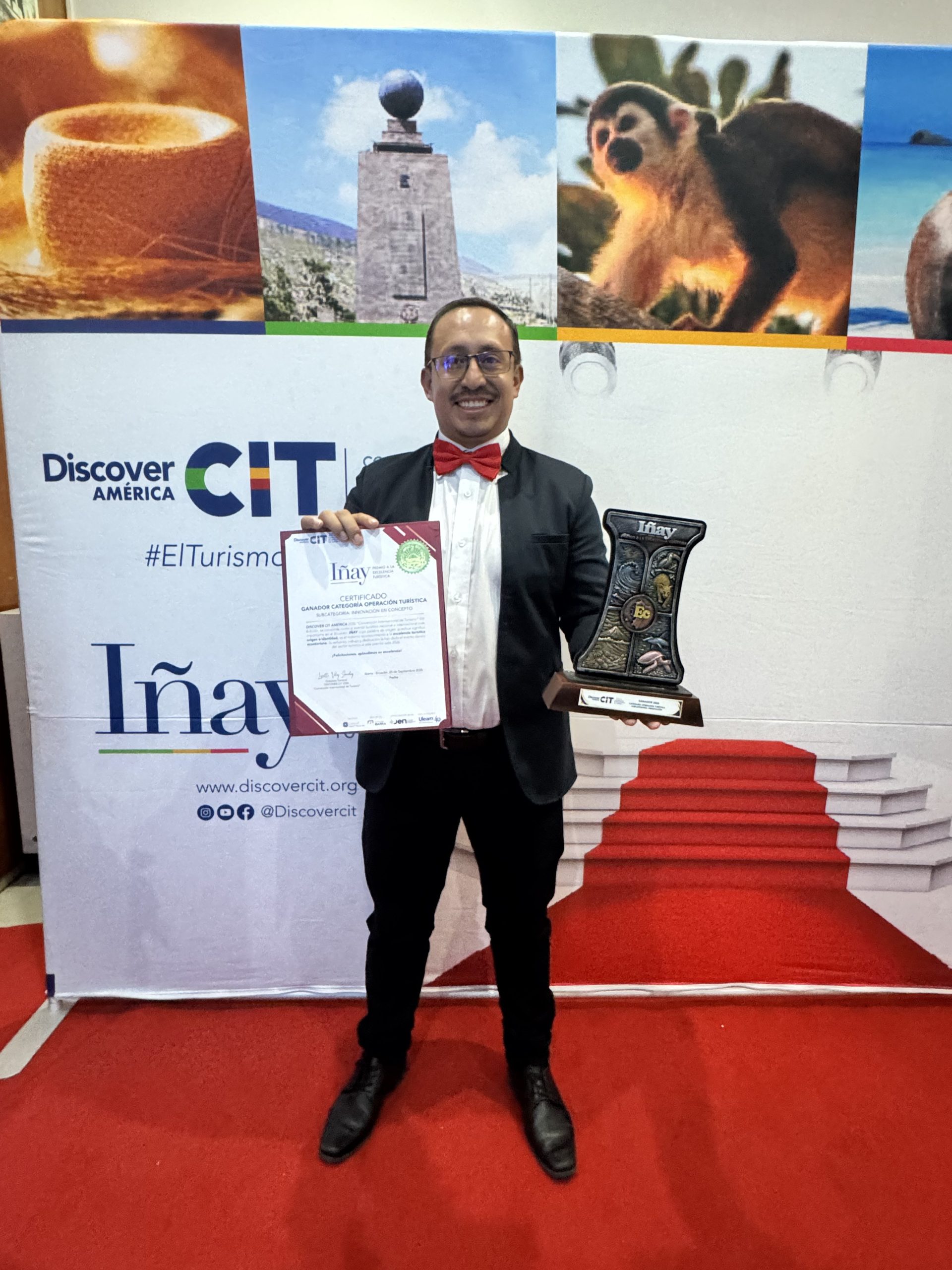 Momento de la entrega del trofeo Iñay 2026 a iTravel.ec en Ibarra, Ecuador.